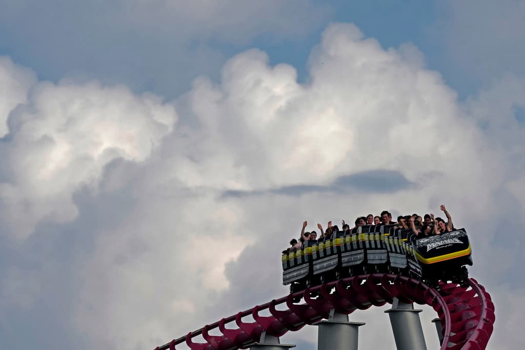 La muerte de un hombre en una montaña rusa pone a prueba la seguridad de las atracciones cada vez más emocionantes