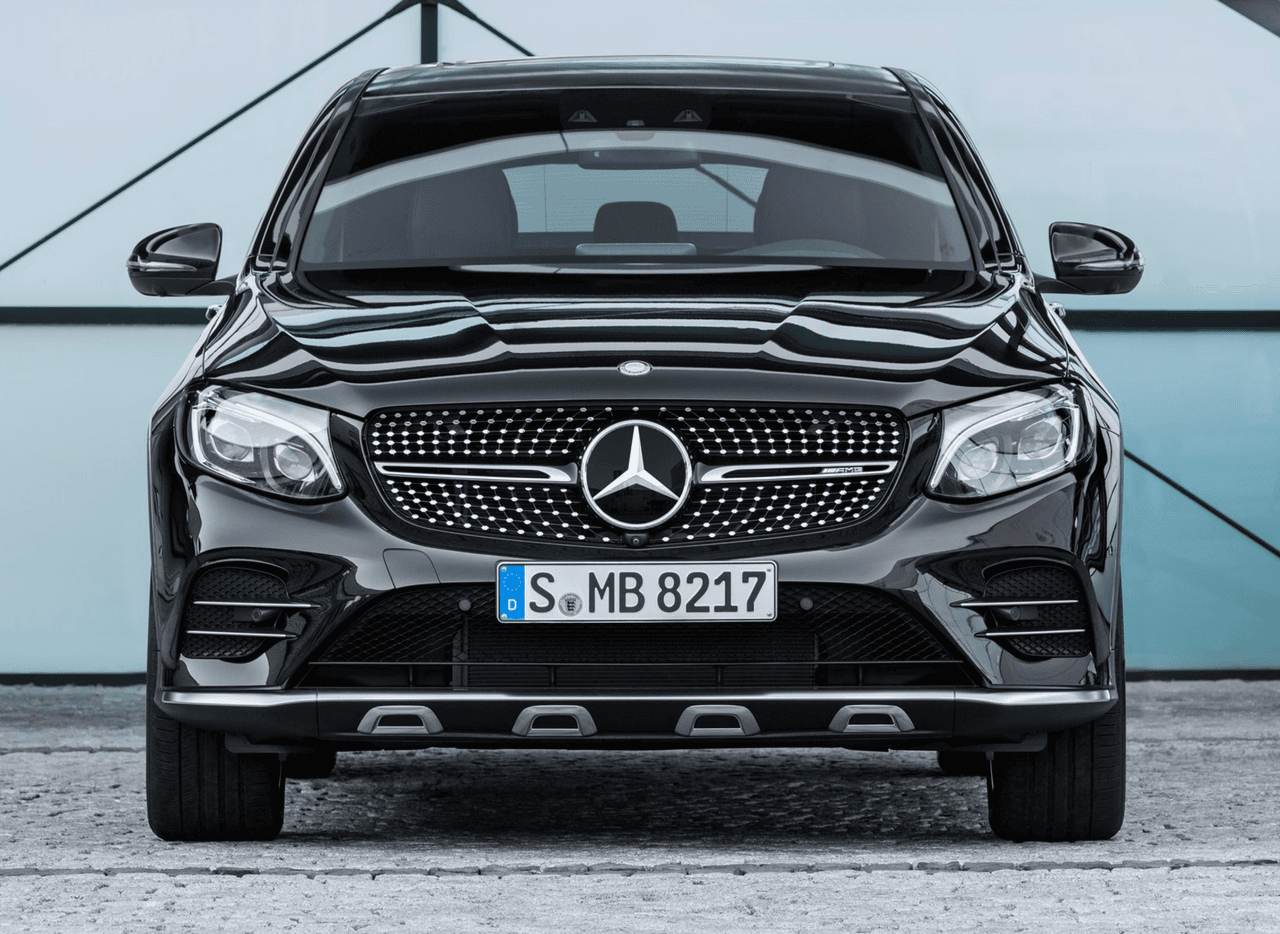 La
<b>conducción</b> de la GLC43 Coupé trae
<b> cuatro niveles diferentes</b> de configuración:
<b>Confort, Sport, Sport+, Individual y resbaladizo</b>, que modifican activamente la dureza de su suspensión, puntos de transmisión, y mapa de aceleración. Todas las versión estarán equipadas con el
<b>sistema de tracción integral 4MATIC</b> de Mercedes Benz.