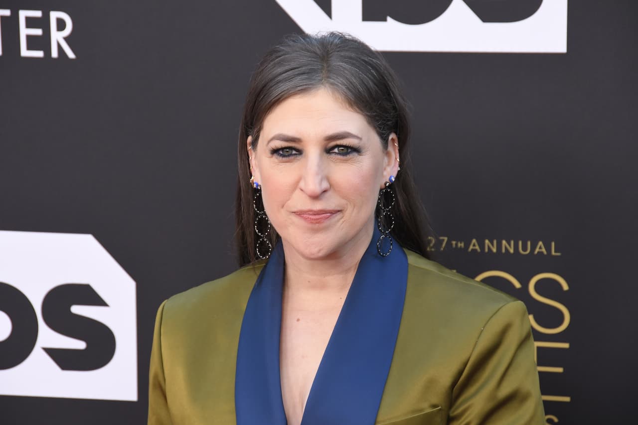 La película 'As They Made Us' es el debut directoral de Mayim Bialik.