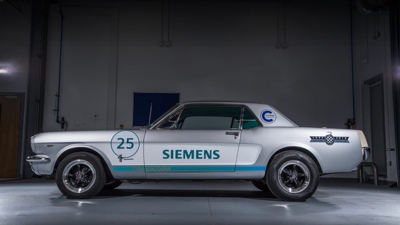 Este Mustang clásico fue modificado en conjunto por
<b>Siemens</b> y en equipo con un grupo de ingenieros del centro de ingeniería automotriz avanzada de la
<b>Universidad de Cranfield</b> en Inglaterra, para poderse conducir a sí mismo.