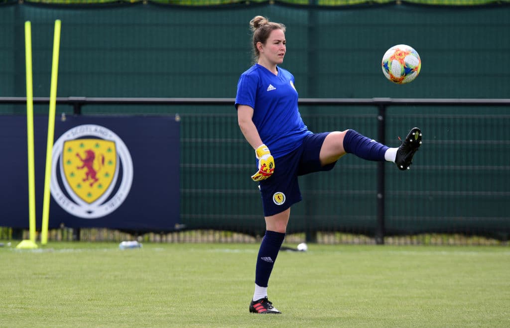La Selección femenil de Escocia cerró su preparación para participar en su primera aventura en una Copa Mundial Femenina cuando el domingo próximo hagan su presentación en una competencia de esta envergadura ante, ni más ni menos que, Inglaterra, una nación con una gran rivalidad en el campo de fútbol sin importar la rama o la categoría. En medio de la última práctica antes de viajar a Francia algunas jugadoras participaron en una interesante sesión fotográfica.