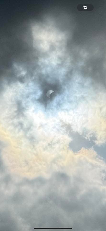 El eclipse se asomó entre las nubes por algunos minutos, revelando un fenómeno maravilloso que no se repetirá sino hasta el años 2044.