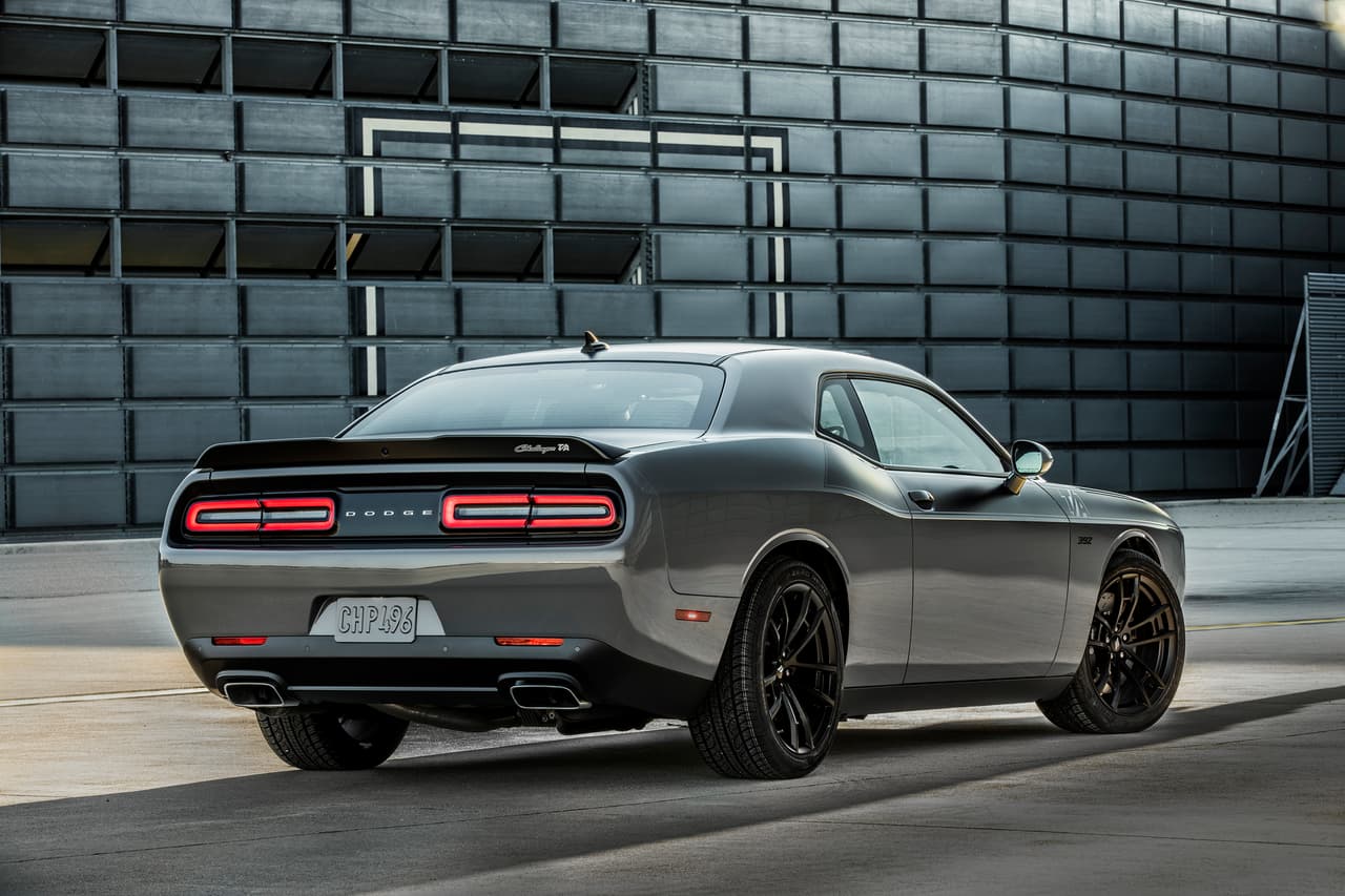 Entre las mejoras del Dodge Challenger T/A 2017 Cabe destaca su nuevo sistema de escape activo de 2.75 pulgadas (6.9 cm) con control electrónico y rines Mopar de aluminio de 20 x 9 pulgadas (50.8 x 22.8 cm), de peso reducido con acabados en
<i>Hyper Black II</i> .