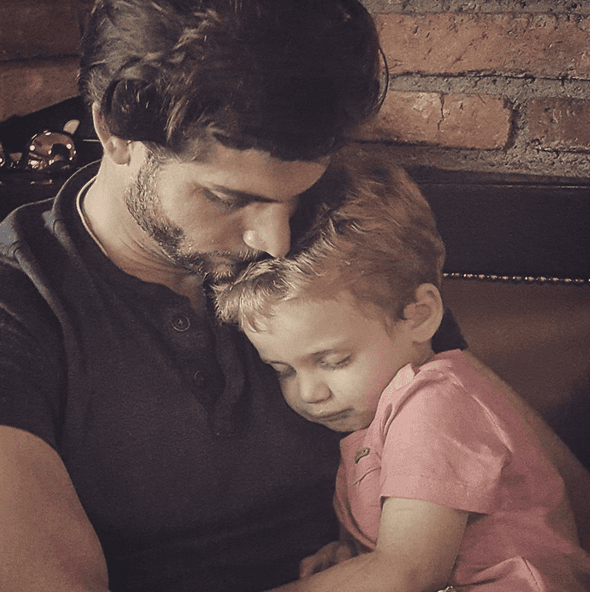 ¡No cabe duda que Benicio tiene mucho amor!