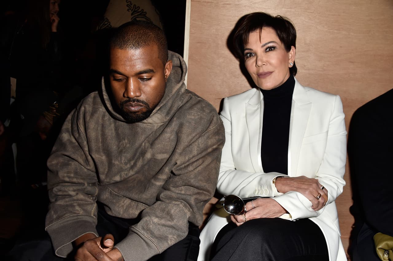 Una vez más, el rapero volvió a ser fotografiado en un evento de la marca de moda Givenchy en Paris, al lado de su suegra, Kris Jenner. El esposo de Kim se mostró cabizbajo y ni siquiera volteó a ver la cámara.