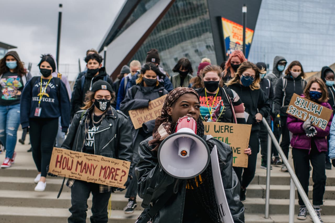 Durante las protestas, diversos estudiantes portaban carteles con mensajes como "¿cuántos más?". La Guardia Nacional y la policía de otros estados han desplegado oficiales en las escuelas públicas de Minneapolis, donde anunciaron el viernes un regreso temporal a la educación a distancia debido a la posibilidad de disturbios.