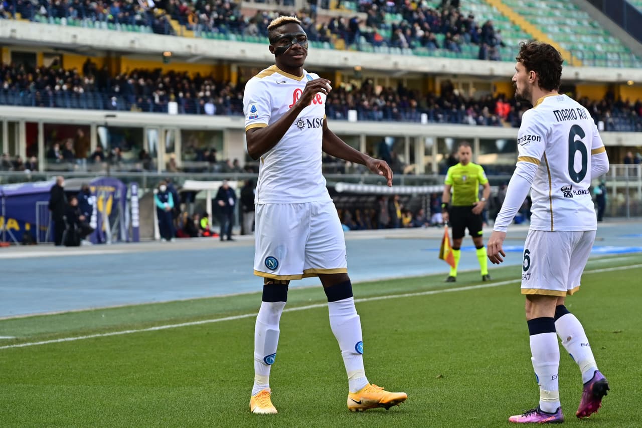En un duelo donde el mexicano 'Chucky' Lozano jugó 63 minutos y tuvo un papel discreto, el nigeriano Victor Osimhen marcó los dos goles del Napoli, que valieron el triunfo ante Hellas Verona.