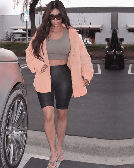 Kim Kardashian lleva siendo objeto de burlas desde que el pasado fin de semana publicó esta foto en Instagram, donde a clara vista se distinguen algunas alteraciones.