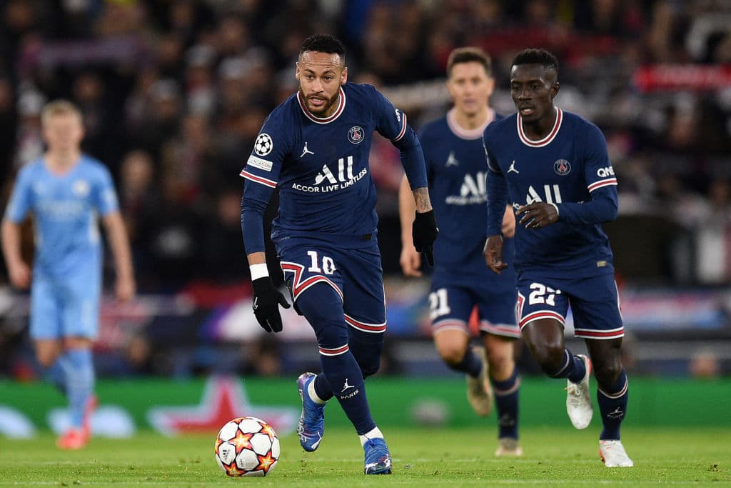 Manchester City se imopne al Paris Saint-Germain 2-1 durante la fase de Grupos en la UEFA Champions League. El conjunto parisino se adelantaba con gol de Kylian Mbappé, pero Raheem Sterling y Gabriel Jesús le dieron a los Cityzens la victoria sobre el tridente Messi-Mbappé-Neymar.