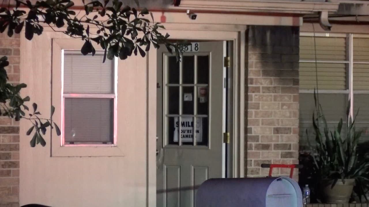 La mujer fue hallada muerta junto con su perro dentro de la casa y se informó que vivía sola.