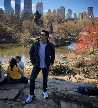 Después del susto que se llevó, Adrián Uribe dejó ver su preocupación por llegar a los compromisos que tenía, "¿Saben qué va a pasar con los que estamos en el vuelo 476 en Zacatecas? Porque tenemos show mañana en Minneapolis", escribió una vez más en su cuenta de Twitter, dirigiéndose esta vez a la aerolínea.