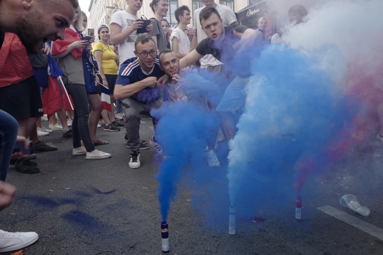 En las calles de Niza (Francia) los fanáticos celebran la obtención del título mundial de fútbol por parte de la selección de Francia.