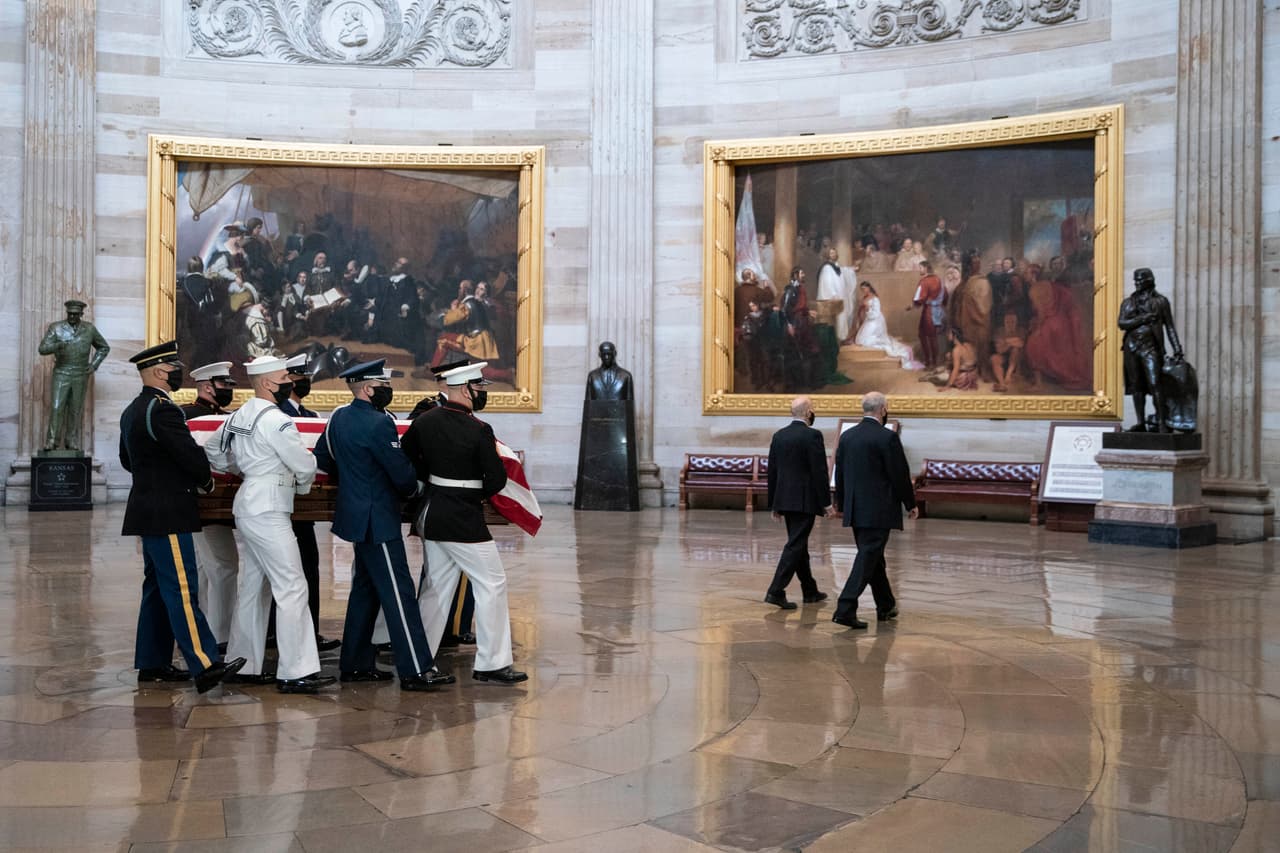 El
<a href="https://www.aoc.gov/explore-capitol-campus/art/about-national-statuary-hall-collection">Salón Nacional de las Estatuas del Capitolio federal</a> fue hasta 1875 la antigua Cámara de Representantes.
<br>