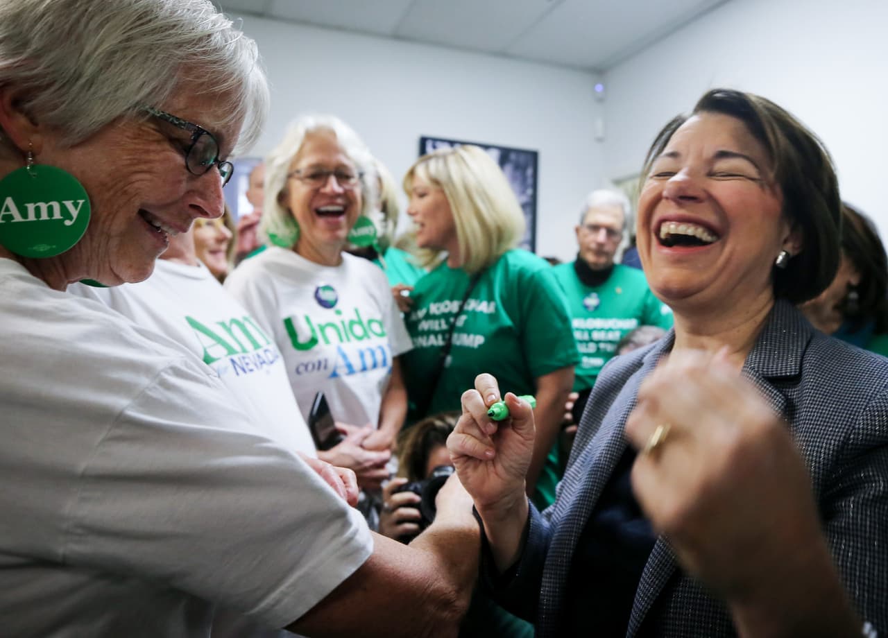 La senadora Amy Klobuchar firma autógrafos a sus seguidoras en su último evento en Nevada este sábado.