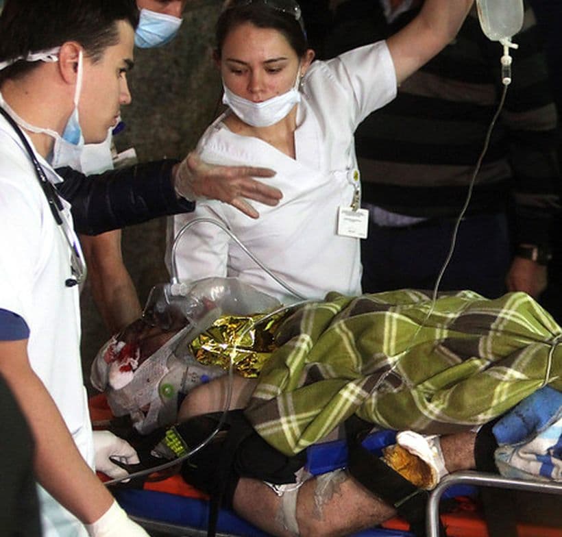 Imagen del momento en que el periodista Rafael Hensel es rescatado y llevado a un hospital para atenderle.