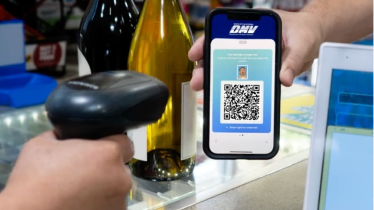<h2 class="cms-H2-H2">Qué puedes hacer con la licencia de conducir digital de California</h2>
<br>
<br>Por el momento, la puedes usar
<b>para hacer compras en algunas tiendas seleccionadas </b>y también como medio de identificación en los aeropuertos de Los Ángeles, San Francisco y San José.