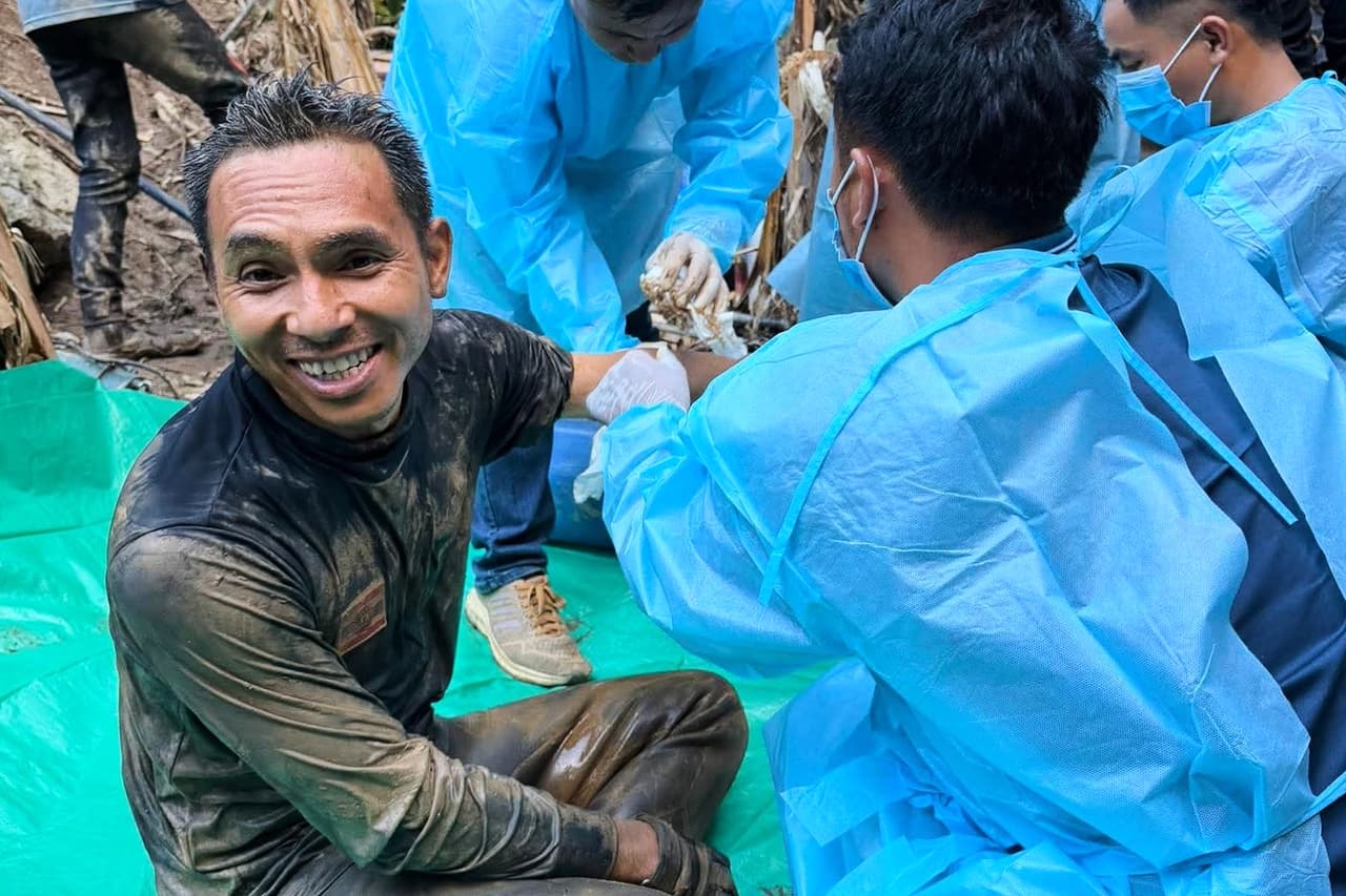 En la imagen, distribuida por Metta Tham Rescue Kalasin, rescatistas (izquierda), sentados tras rescatar a varias personas que pasaron días atrapados en una cueva en la provincia de Xaisomboun, Laos, el 27 de mayo de 2026. (Metta Tham Rescue Kalasin via AP)