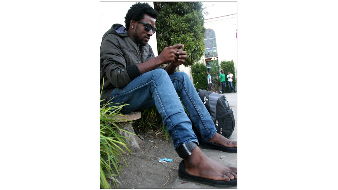 Junior Augustine logró cruzar de Tijuana a California y ahora viajará con su familia a Florida. Las autoridades migratorias le colocaron un dispositivo de localización en el tobillo para monitorear su ubicación hasta que se presente ante un juez migración