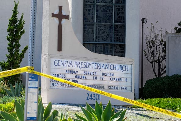 Una persona muerta y cinco heridos tras
<a href="https://www.univision.com/local/los-angeles-kmex/tiroteo-muerto-heridos-iglesia-presbiteriana-ginebra-orange" target="_blank">tiroteo en la iglesia</a> presbiteriana Ginebra en Laguna Woods. El ataque ocurrió este domingo, alrededor de la 1:30 de la tarde y conforme pasan las horas, se conocen nuevos detalles que convierten en héroes a feligreses en la congregación.