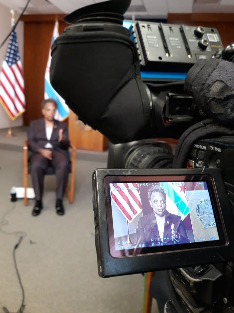 La medida para limitar las entrevistas individuales se hizo a principios de esta semana para hacer una declaración sobre la falta de reporteros políticos de color ("Black and Brown") en los medios de comunicación de Chicago. Mariano Gielis, reportero de Noticias Univision Chicago sí que fue invitado para entrevistar a la alcaldesa.