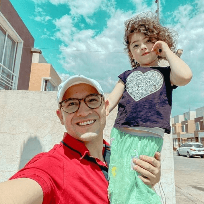 Mickey se convirtió en padre de familia. Tiene una pequeña hija, de quien solía compartir imágenes en sus redes sociales.