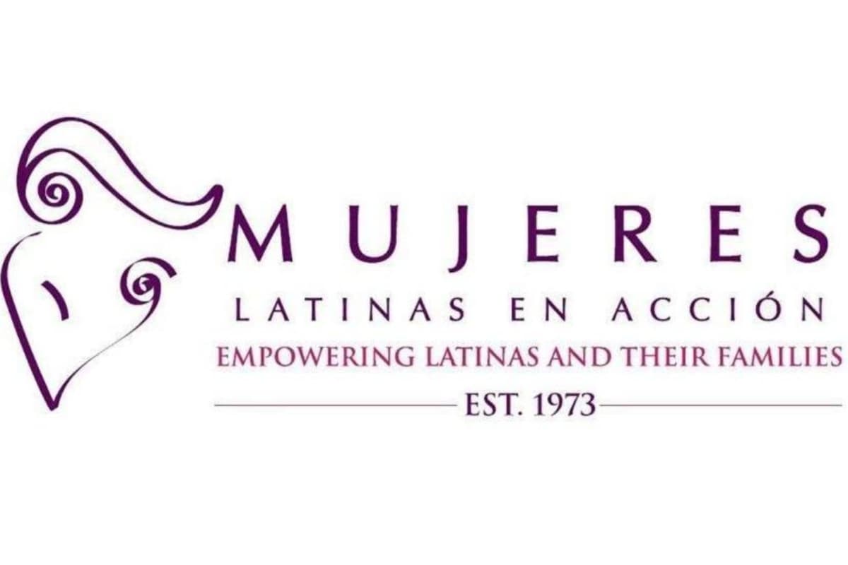 Mujeres Latinas en Acción es una organización fundada en 1973 que tiene con objetivo central ayudar a las víctimas de violencia doméstica. El número al que pueden llamar es: 877-863-6338 las 24 horas. Puedes ingresar a su sitio web
<b><a href="https://mujereslatinasenaccion.org/" target="_blank">haciendo clic en este enlace</a></b>.