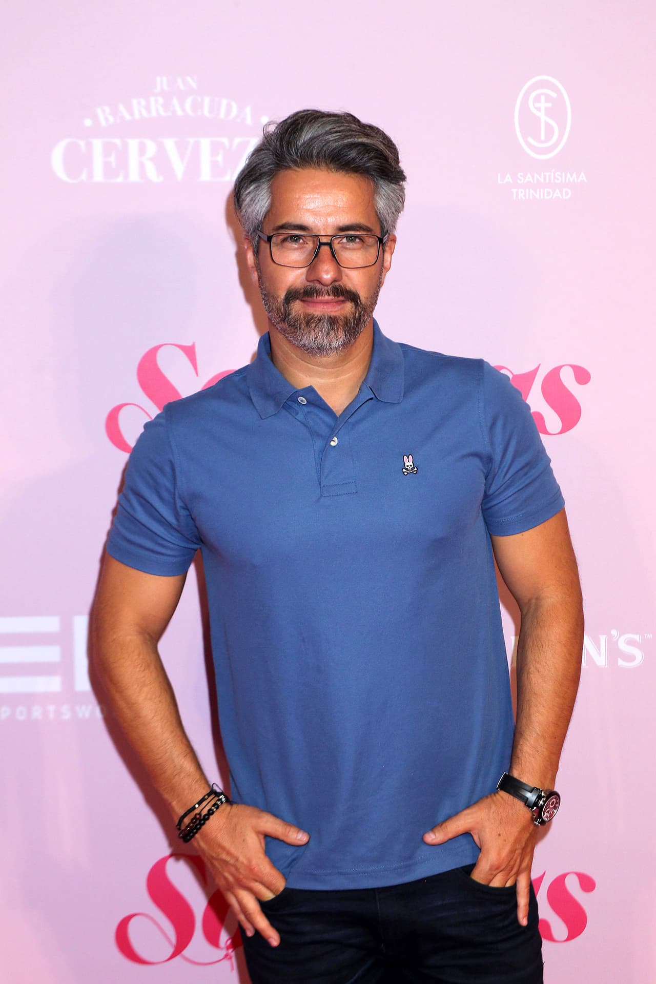 Aunque a lo largo de su carrera ha experimentado con distintos looks, siempre se ha distinguido por sus canas, las cuales comenzaron a aparecer desde los 15 años, según reveló en una entrevista con la periodista Mara Patricia Castañeda.
<br>