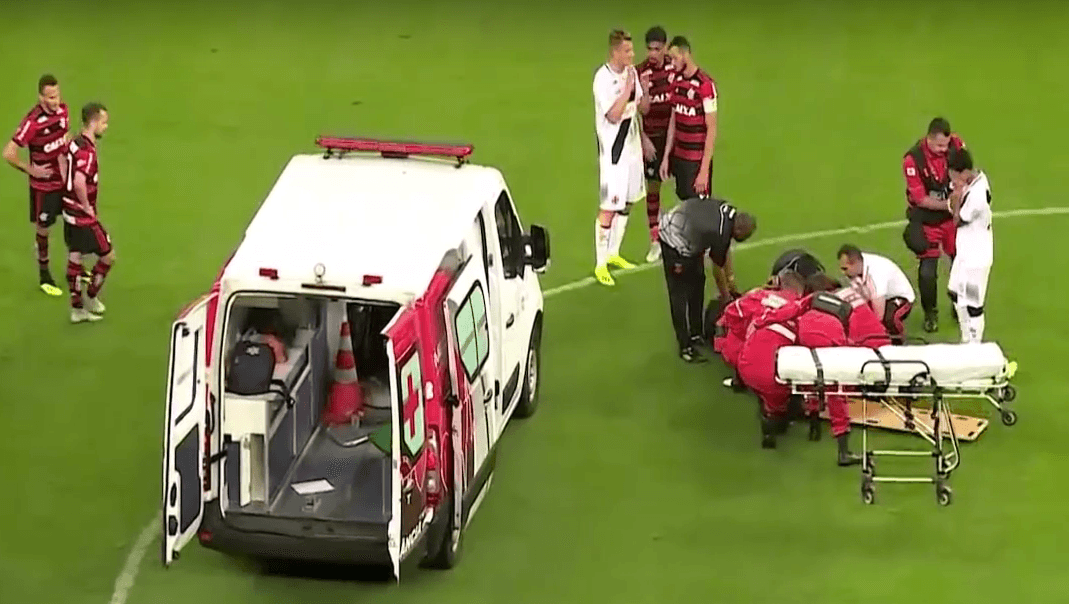 Los médicos rodearon al jugador para tenerlo completamente seguro para su traslado.