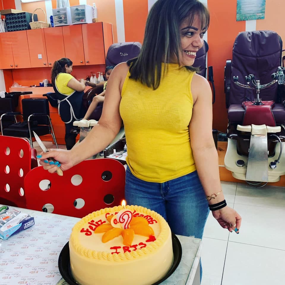 Lourdes describió a Iris, como le llamaban, como una mujer responsable y una madre amorosa. "Era una excelente compañera, una excelente mujer. Y no es que lo diga ahora porque ya está muerta. Era una de las muchachas de las que trabajan conmigo a las que más aprecio le tenía", apuntó. Iris era madre de dos niños. En la foto, Iris celebra su cumpleaños en el salón.