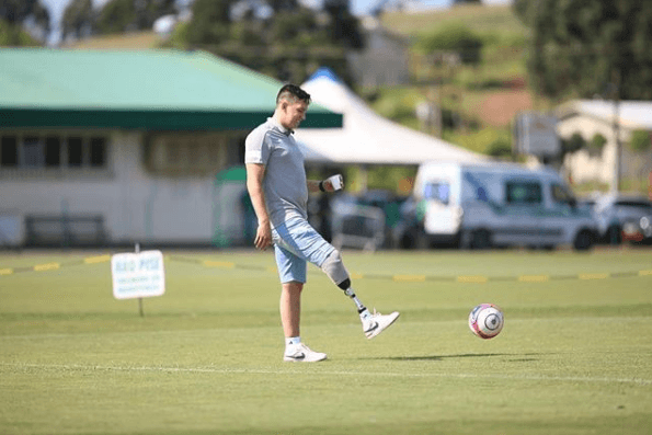 Y aunque ya no puede jugar, hace parte del Chapecoense como embajador ante el mundo y ha estado presente en eventos de la FIFA, así como en los homenajes al club y sus víctimas.