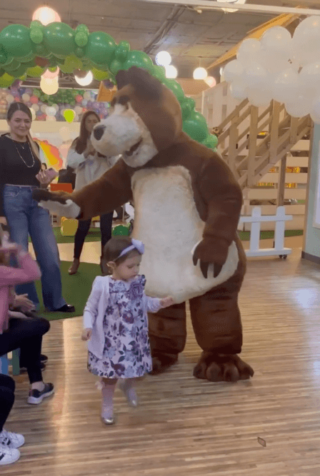 "Que sea una mujer fuerte, amorosa", agregó, "quiero lo mejor para mi hija, que se desenvuelva en todos lados como pez en el agua".
<br>