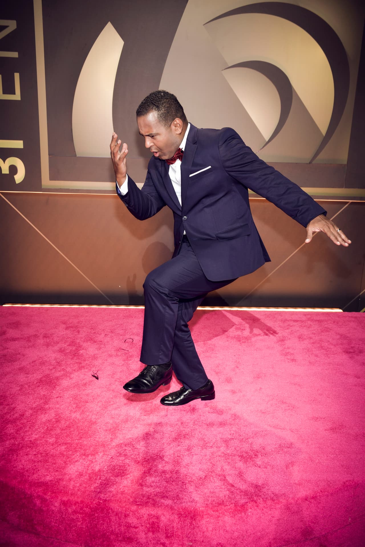 Tony Dandrades siguió el ejemplo de Lili y también se divirtió mientras posaba en la alfombra.