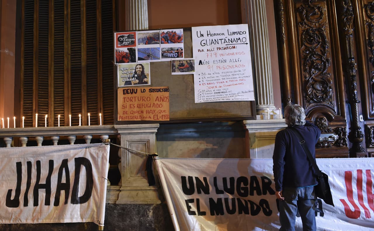 Activistas de derechos humanos encienden velas frente al Ministerio de Exteriores de Uruguay, en septiembre de 2016, pidiendo la reunificación familiar de Diyab en Turquía.