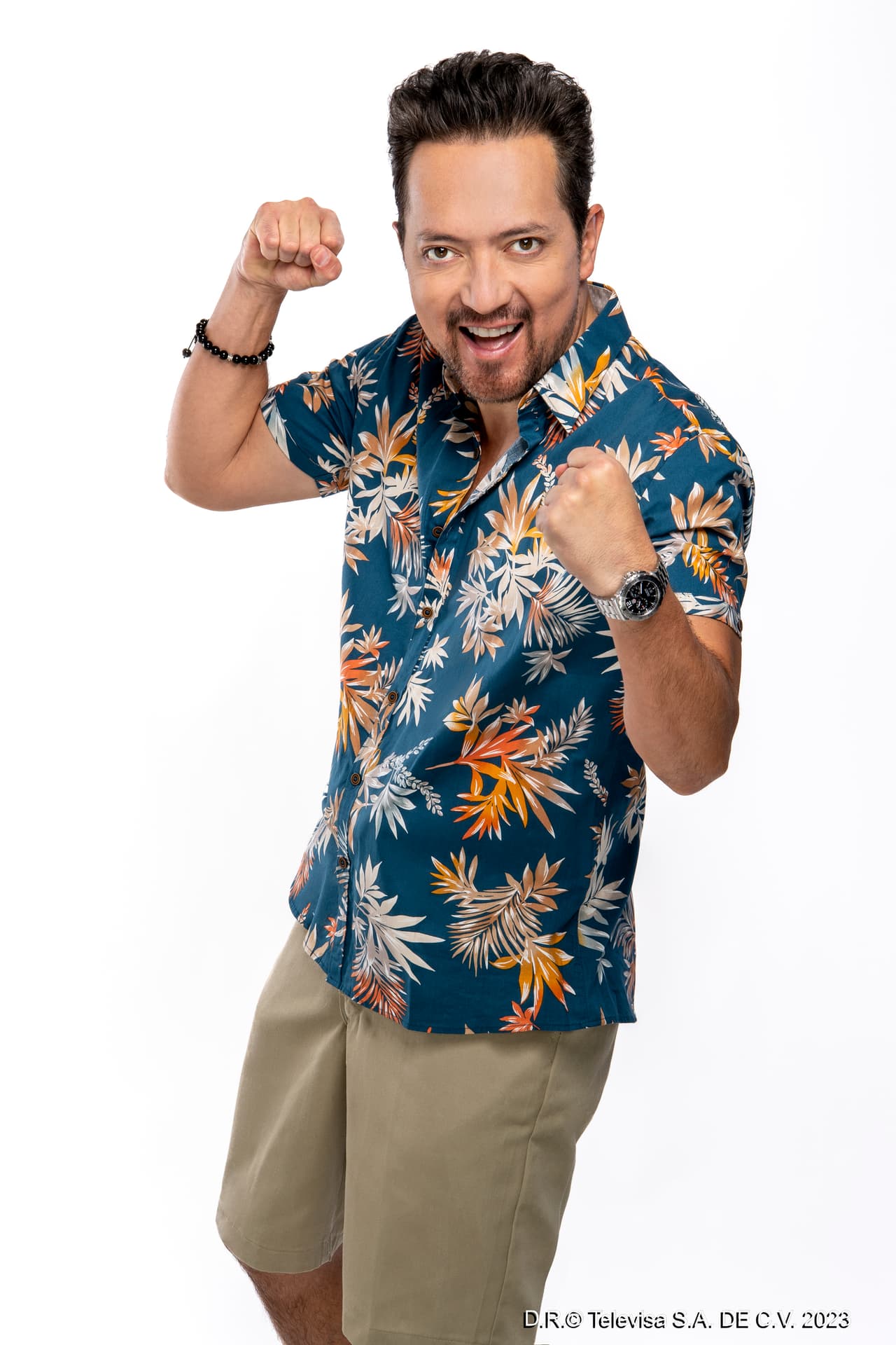 Este presentador es famoso por su personalidad irreverente y por su peculiar estilo narrativo, cualidades que lo han posicionado como uno de los mejores locutores.