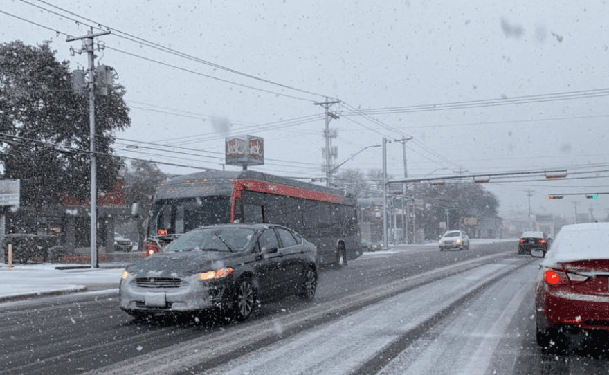 Escuelas del centro de Texas anuncian retrasos tras nevada y condiciones invernales