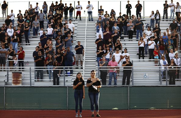 Sin embargo, en vez de celebrar el inicio de clases la próxima semana, este lunes estudiantes y familiares se reunieron en la escuela para realizar una vigilia y recordar al adolescente.