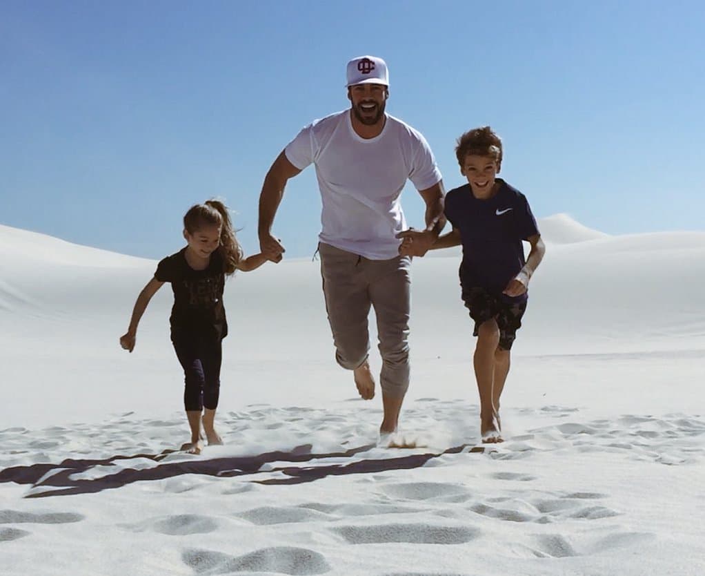 William Levy está gozando al máximo de sus hijos en Sudáfrica. El cubano compartió esta foto en Twitter y escribió: "Esto es felicidad... El mejor regalo de Dios".