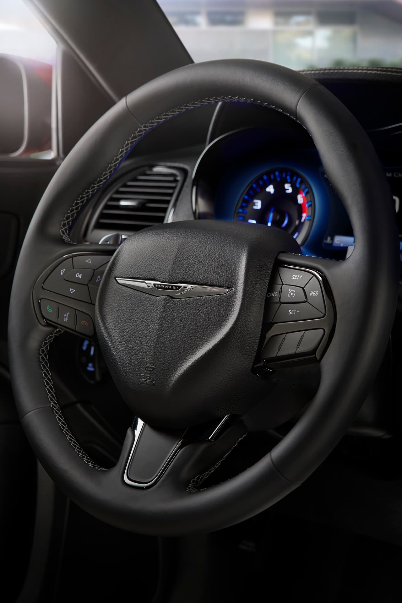 <h3 class="cms-H3-H3"><b>El Volante</b></h3>
<br>
<br>Es una de las partes más importantes, ya que es con la que mayor contacto se tiene. Las practicas comunes no incluyen su limpieza rutinaria, por lo que almacena la mayor parte de la suciedad y bacterias. La recomendación es limpiarlo a menudo con toallas desinfectantes. También se recomienda aplicar gel anti-bacterial en las manos antes de empezar a conducir.
<br>