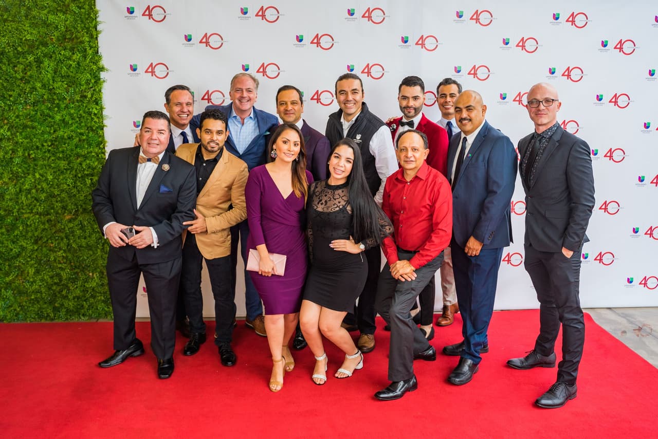 El equipo de Univision Arizona posa por una foto en la alfombra roja en cual fue en el Museo de Arte de Phoenix.
<br>