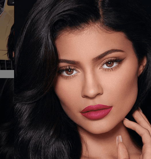 Si te fijas, por ejemplo en este caso, sus cejas son el toque principal en la parte superior de su cara, no lleva sombras que destaquen, pero tiene un gran lipstick que le da armonía a todo su rostro. Simplemente bellísima.