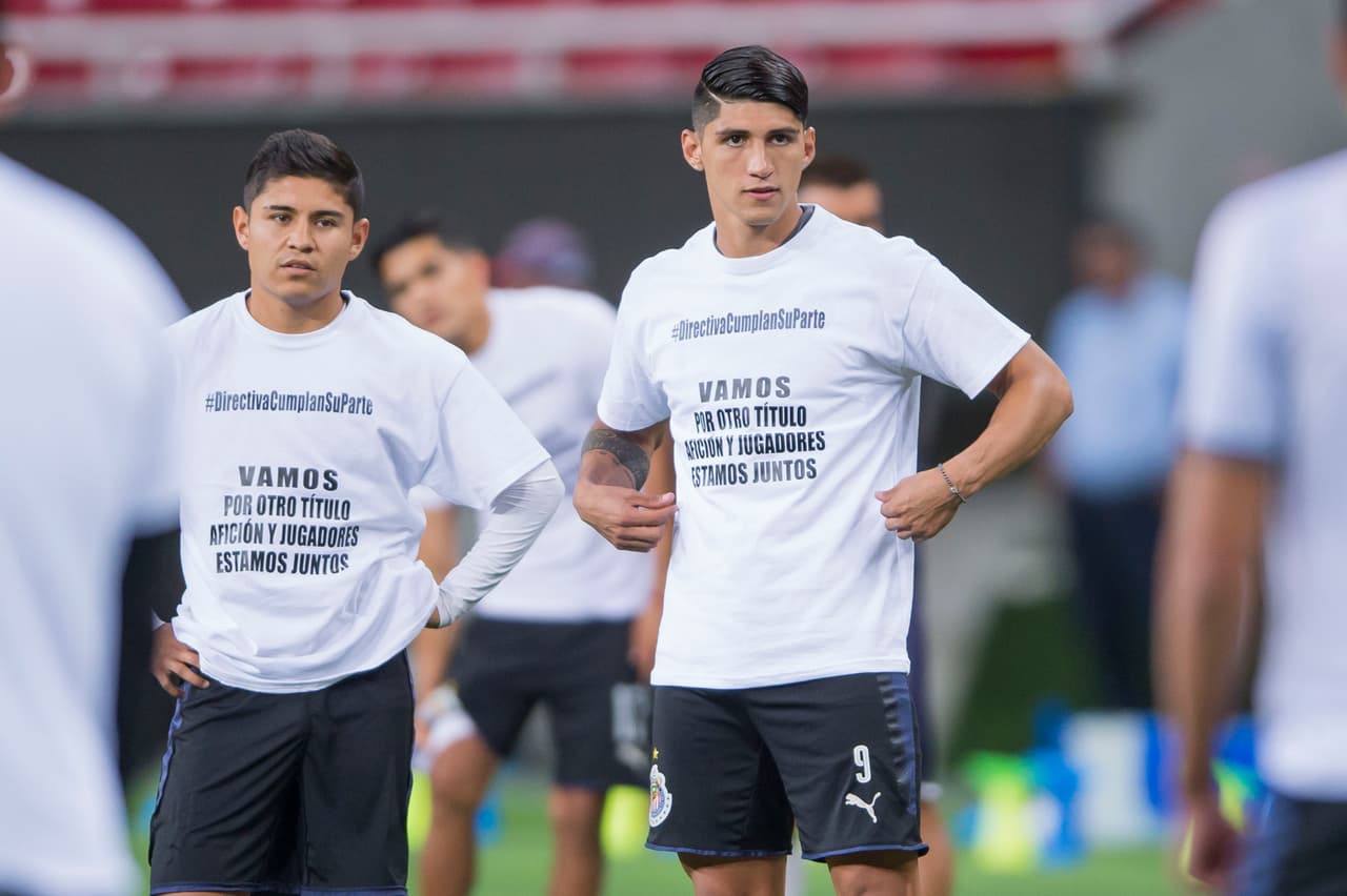 La polémica se tomó el último entrenamiento de las Chivas antes de la final de la Concacaf Liga de Campeones en el estadio Akron. Los jugadores del Rebaño cumplieron la sesión con unas playeras de protesta por la deuda que tiene la directiva con ellos en cuanto a unos premios pactados. El ambiente se caldea a menos de 24 horas del decisivo partido ante Toronto F.C.