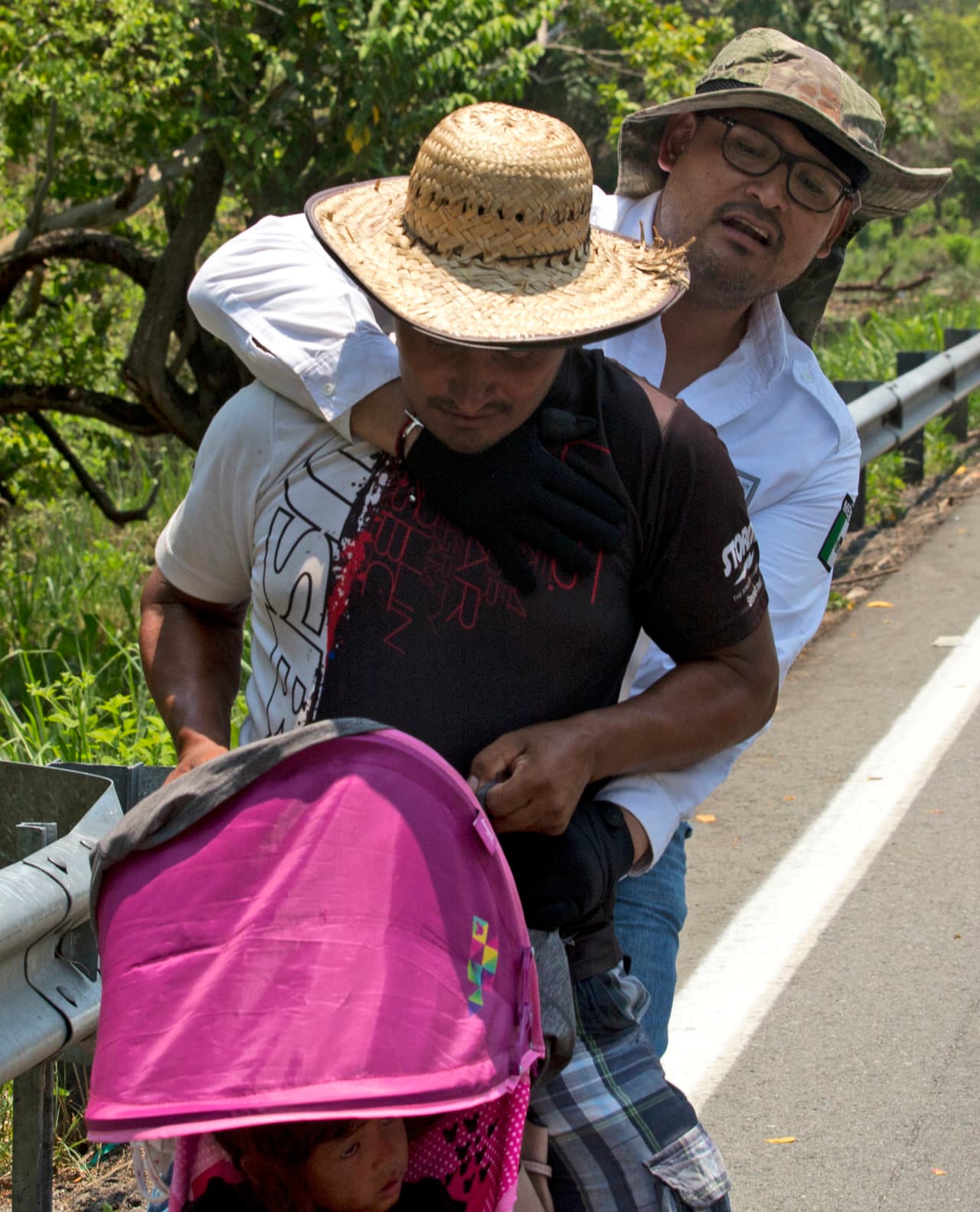 El migrante Óscar Johnson Rivas huyó montaña arriba cuando los agentes se cernieron sobre la caravana y pasó seis horas escondido entre la densa vegetación antes de que él y otros volvieran con cautela a la autopista. Mujeres y niños pasaron horas escondidos sin comida, según reporte de la agencia Ap.