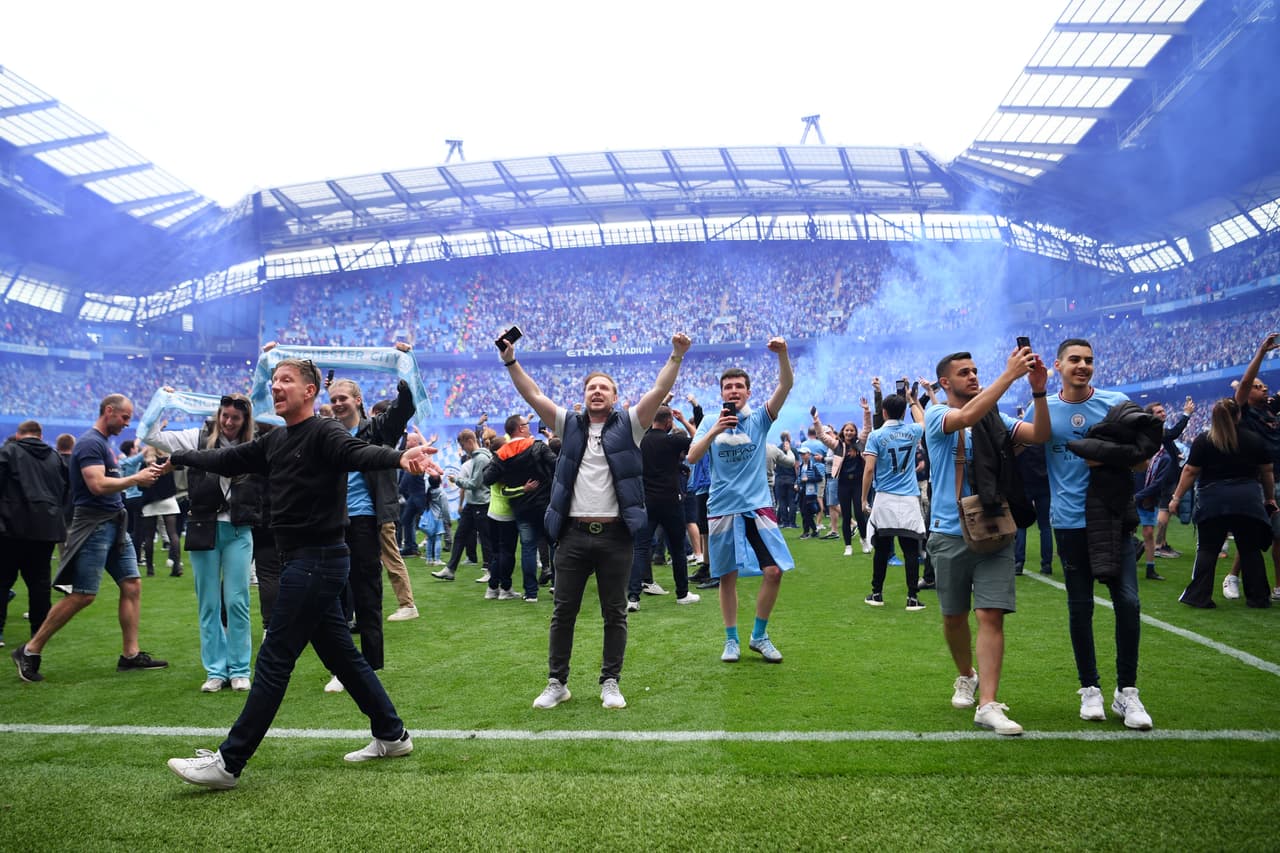 Así vivieron jugadores y aficionados tanto del Manchester City como del Liverpool la última jornada de la Premier, en la que los Citizens se alzaron con el título y los Reds soñaron con el campeonato y se quedaron muy cerca.