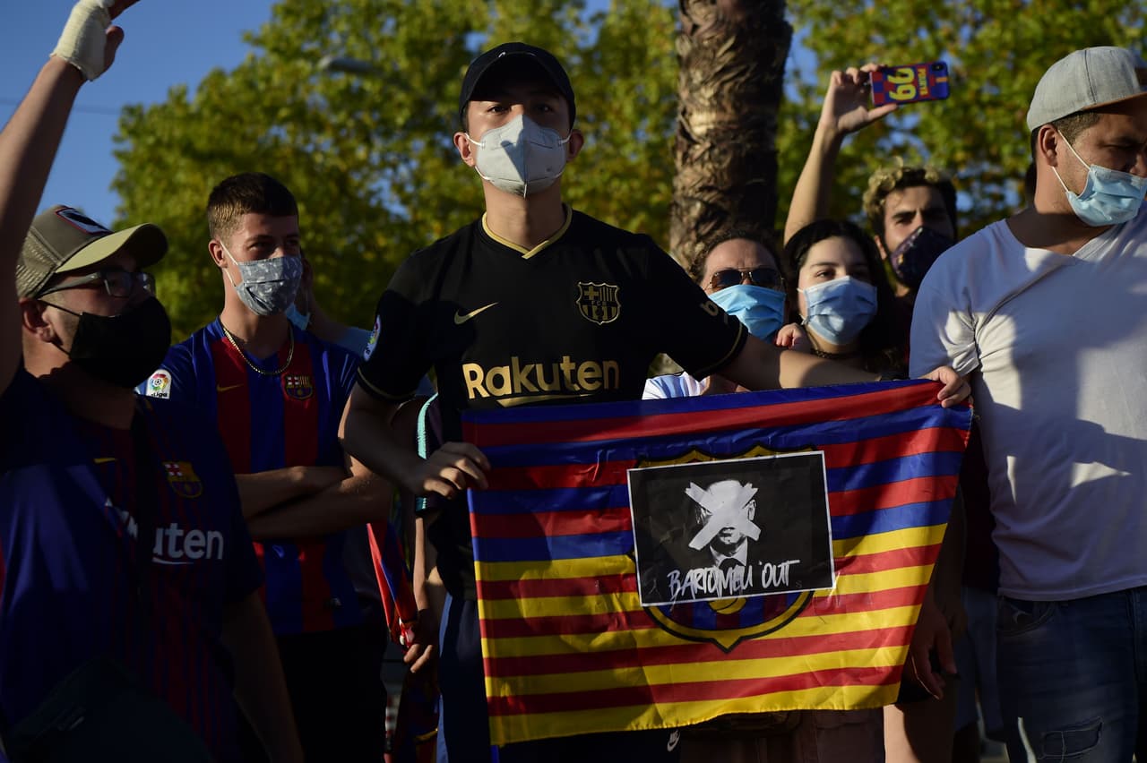 Fanáticos culés mostraron su descontento con la directiva blaugrana tras conocer el deseo de Lionel Messi de salir de la institución.