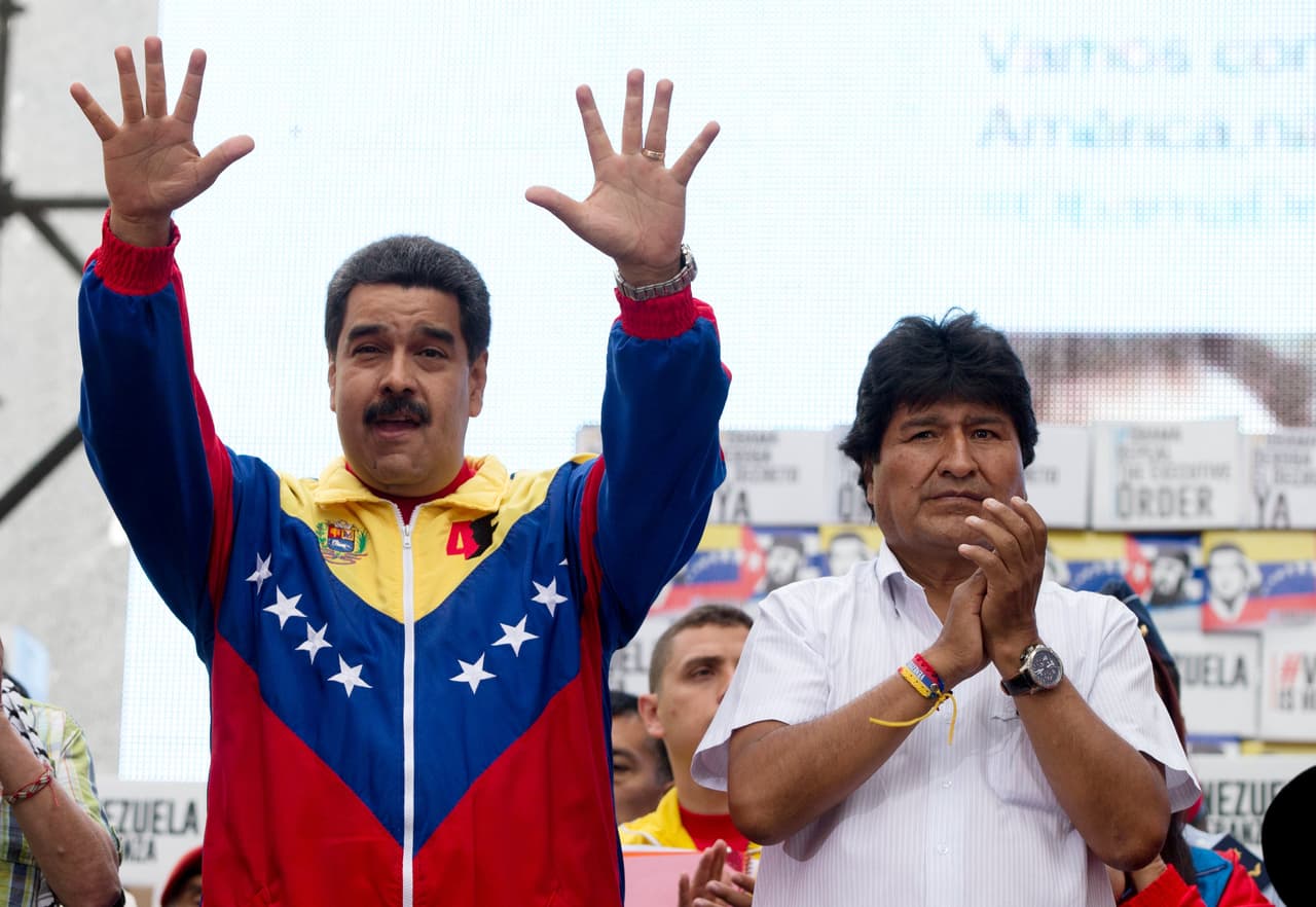 Nicolás Maduro junto a Evo Morales en Caracas, Venezuela, el 9 de abril de 2015. (AP Photo/Fernando Llano)