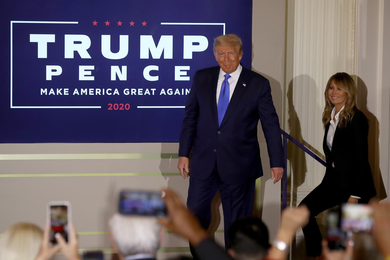 El presidente Trump habló frente a una multitud en un espacio interno de la Casa Blanca.