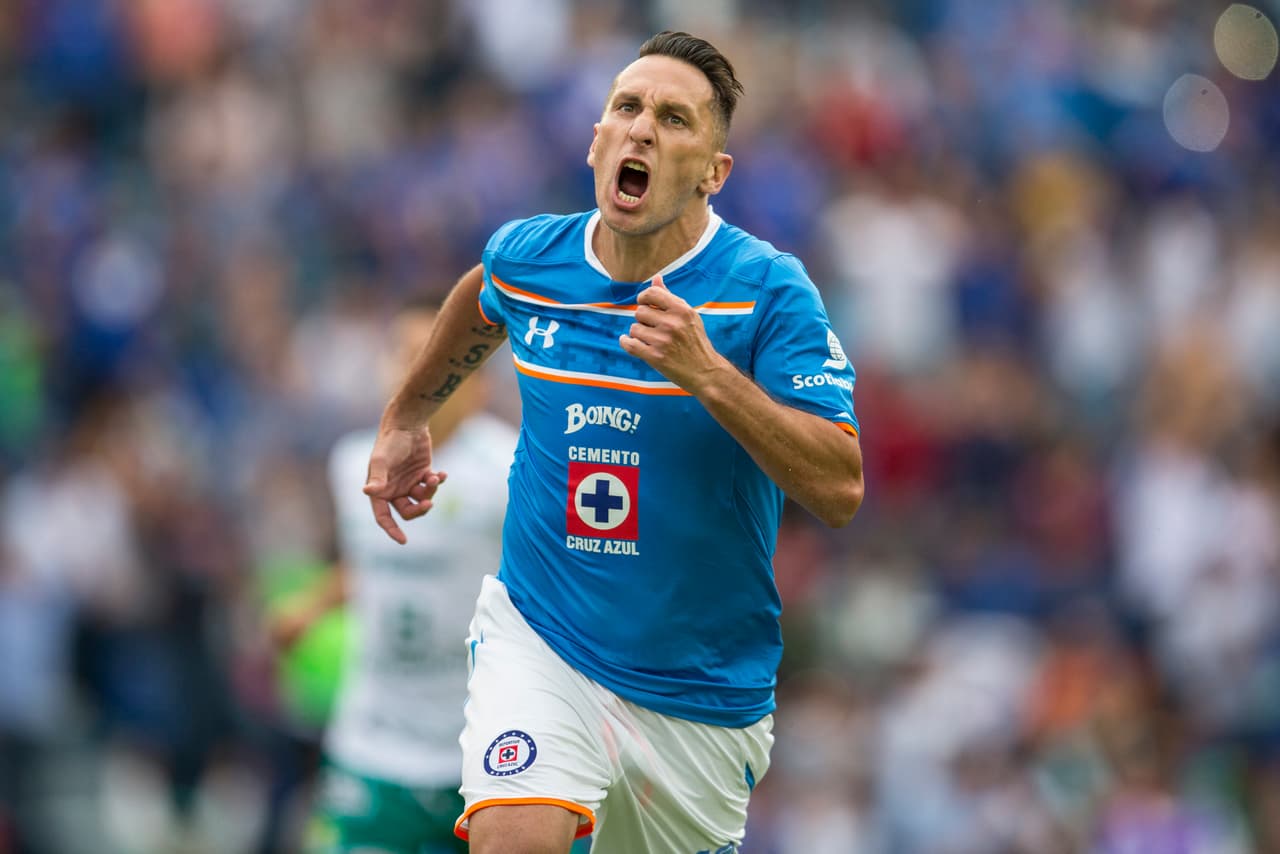 Giménez es jugador de Cruz Azul desde 2010 y con el equipo cementero ha disputado 264 partidos, anotado 72 tantos y se ha coronado en la Copa MX (2013) y en Liga de Campeones de Concacaf (2014).