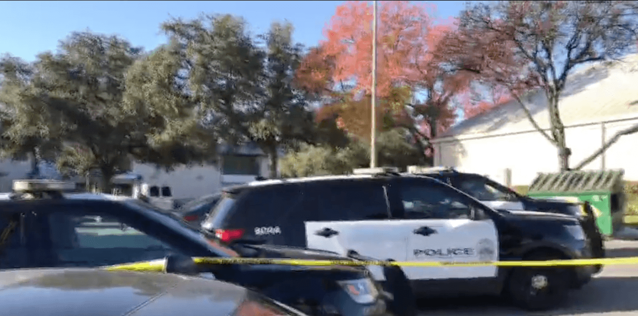 Los médicos dijeron a las 8:38 a.m. que un hombre descrito como de unos 20 años murió en el ataque.
<br>
<br>Dos hombres, uno descrito como de unos 50 años y otro descrito como de unos 20 años, están siendo hospitalizados con lesiones potencialmente mortales.