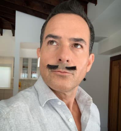 Pero si no lo hay, siempre podremos contar con unas pestañas postizas mal colocadas.