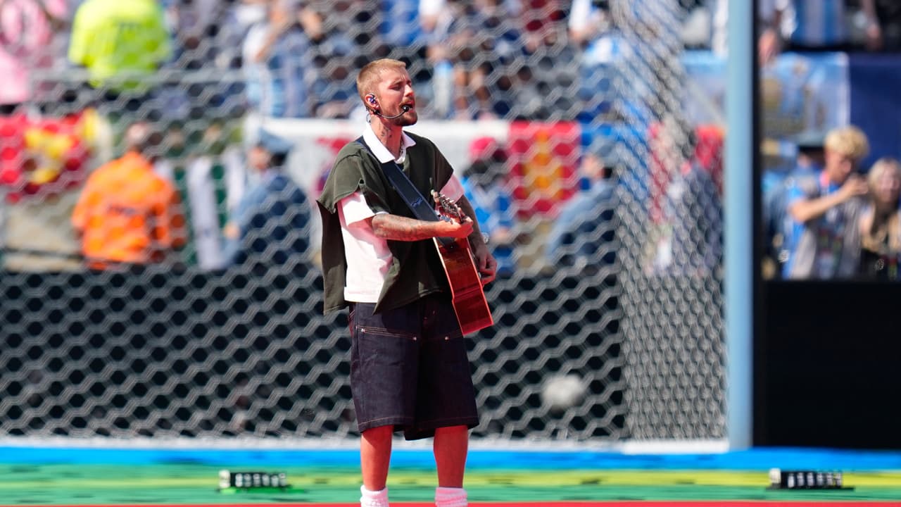 Justin Bieber salió solo con su guitarra a la cancha.